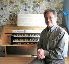 Un client en Vend&eacute;e, manifestement satisfait de son petit Johannus Opus S, s'appr&ecirc;te &agrave; interpr&eacute;ter une grande pi&egrave;ce du r&eacute;pertoire