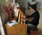 Pr&egrave;s de Moulins, un jeune organiste plein de talent est heureux de son UNICO 400 et de ces harmonisations &laquo; Plein Orgue &raquo;