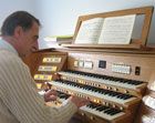 Pr&egrave;s de D&ocirc;le, un amateur tr&egrave;s &eacute;clair&eacute; est heureux de retrouver des sonorit&eacute;s historiques dans son VISCOUNT UNICO 400 pr&eacute;par&eacute; par Plein Orgue.