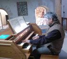... un musicien rigoureux teste les incidences acoustiques du VISCOUNT CL 6 dans sa chapelle.