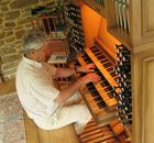 Notre client fait sonner les premiers accords de son instrument avec une grande fiert&eacute;.