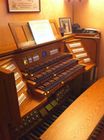 La console, avec ses claviers bois sublime les prestigieuses harmonisations de Plein orgue.