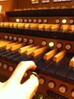 Le clavier bois donne &agrave; l'organiste une pr&eacute;cision et des sensations dignes d'un orgue &agrave; tuyaux.