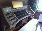 Une console enti&egrave;rement personnalis&eacute;e dans sa composition et des magnifiques claviers en bois