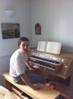  Un jeune &eacute;tudiant, &eacute;l&egrave;ve du CRR de Paris, profite des harmonisations exclusives PLEIN ORGUE sur son JOHANNUS OPUS S