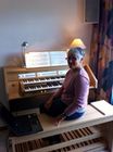 Notre cliente, ravie des sonorit&eacute;s rac&eacute;es dees harmonisations PLEIN ORGUE, pourra aborder l'&eacute;tude de tout le grand r&eacute;pertoire organistique