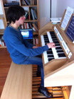 A Paris, notre client &eacute;tudiant joue les premi&egrave;res notes de son JOHANNUS Opus S harmonis&eacute; par PLEIN ORGUE
