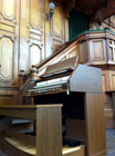 L'orgue VISCOUNT CL 4 est plac&eacute; dans le choeur. Ses harmonisations ont &eacute;t&eacute; &eacute;tudi&eacute;es avec soin afin de remplir tout l'&eacute;difice avec finesse