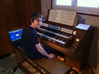 La finesse du travail d'harmonisation PLEIN ORGUE semble ravir notre jeune artiste
